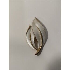 Vintage Sarah Coventry Pin Brooch Gold Toned Leaves